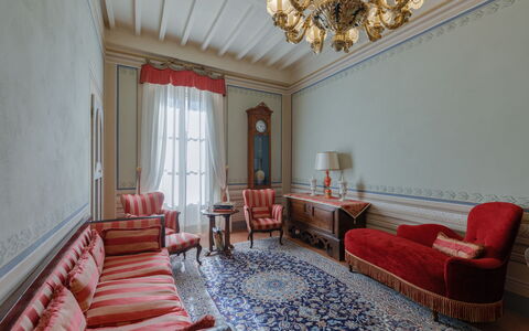 Appartamento Zefferini: Mueble, Propiedad, Marco, Edificio, Sofá, Comodidad, Diseño De Interiores, Textil, Madera, Mesa