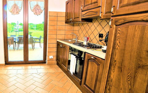 I Gigli di Montefiascone: Cocina, Piso, Madera, Diseño De Interiores, Suelo, Mostrador, Mueble, Electrodoméstico, Gabinetes, Aparato De Cocina