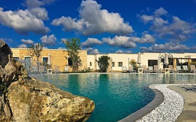 Tenuta Vigna Corallo: Cielo, Agua, Azul, Piscina, Tiempo De Día, Nube, Azur, Turismo, By, Los Recursos Hídricos