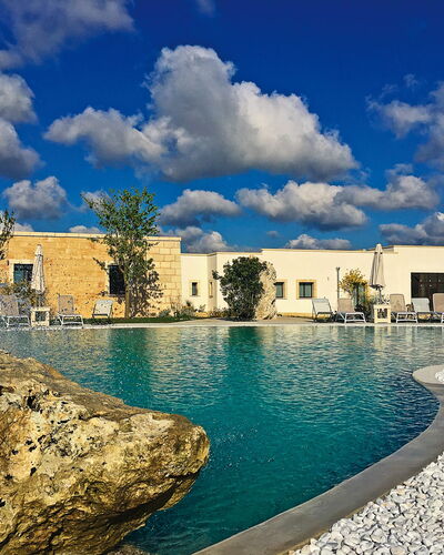 Tenuta Vigna Corallo: Cielo, Agua, Azul, Piscina, Tiempo De Día, Nube, Azur, Turismo, By, Los Recursos Hídricos