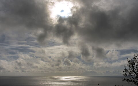 Villa Di Sofia: Cielo, Nube, Tiempo De Día, Horizonte, Fenómeno Atmosférico, Cúmulo, Mar, Ligero, Luz De Sol, Atmósfera