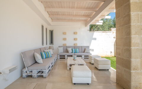 Villa Niraclo': Sofá, Propiedad, Mueble, Comodidad, Diseño De Interiores, Sombra, Sala, Sofá Cama, Piso, Suelo