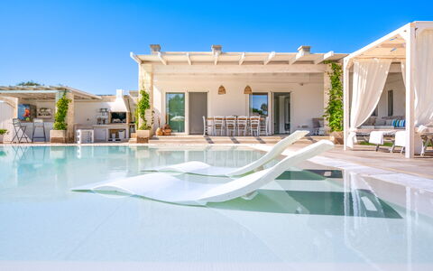 Villa Niraclo': Cielo, Agua, Piscina, Edificio, Azur, Sombra, Mueble Para Exteriores, Casa, Sunlounger, Ocio