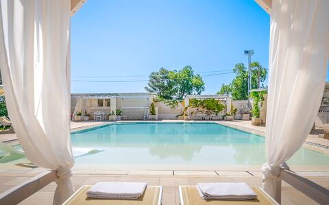 Villa Niraclo': Agua, Edificio, Cielo, Propiedad, Planta, Piscina, Azur, Ventana, Sombra, Diseño De Interiores