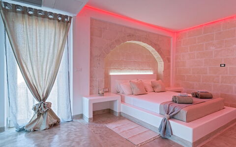 Villa Niraclo': Cama, Mueble, Habitación, Habitación, Rosado, Diseño De Interiores, Propiedad, Pared, Cama Con Dosel, Sábana