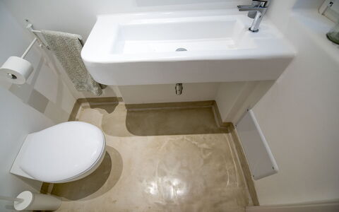 Villa Niraclo': Baño, Baño, Propiedad, Arreglo De Tubería, Lavabo Del Baño, Asiento Del Baño, Lavabo, Grifo, Habitación, Mármol