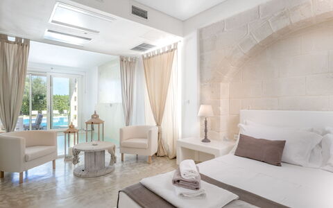 Villa Niraclo': Mueble, Propiedad, Comodidad, Mesa, Edificio, Diseño De Interiores, Textil, Madera, Planta, Cortina