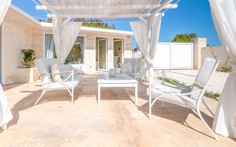 Villa Niraclo': Mesa, Mueble, Sofá, Planta, Edificio, Mueble Para Exteriores, Sombra, Silla, Comodidad, Porche