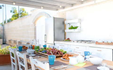 Villa Niraclo': Propiedad, Azur, Vajilla, Edificio, Diseño De Interiores, Cocina, Comida, Naranja, Planta, Madera