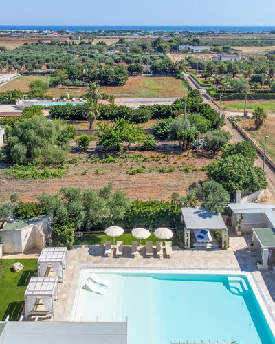 Villa Niraclo': Planta, Propiedad, Edificio, Cielo, Azur, Árbol, Piscina, Diseño Urbano, Arquitectura, Agua