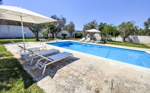 Giusy: Piscina, Recurso, Mueble Para Exteriores, Mueble, Sunlounger, Paisajismo, Inmuebles, Sombra, Jardín, Losa