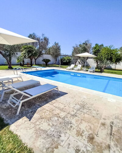 Giusy: Piscina, Recurso, Mueble Para Exteriores, Mueble, Sunlounger, Paisajismo, Inmuebles, Sombra, Jardín, Losa