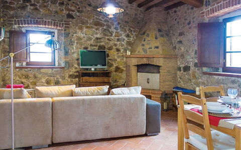 Villa Martina: Habitación, Propiedad, Diseño De Interiores, Edificio, Pared, Mueble, Sala, Techo, Pared De Piedra, Encendiendo