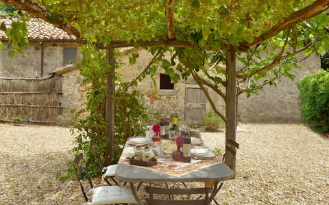 Casa Di Giulio: Mueble, Mesa, Mueble Para Exteriores, Mesa Al Aire Libre, Sombra, Silla, Jardín, Cocina Y Comedor Mesa, Patio Interior