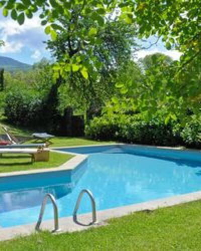 Casa Dell'ambasciatore: Agua, Planta, Piscina, Cielo, Árbol, Mueble Para Exteriores, Nube, Paisaje Natural, Paisaje, Hierba
