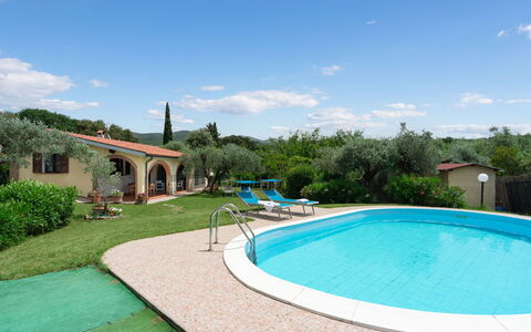 Villa Il Cipresso: Agua, Cielo, Nube, Planta, Azur, Piscina, Árbol, Sombra, Ocio, Hierba