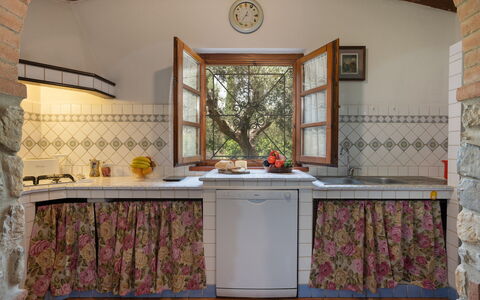 Villa Il Cipresso: Mostrador, Edificio, Madera, Mesa, Cocina, Diseño De Interiores, Suelo, Piso, Gabinetes, Planta De Casa