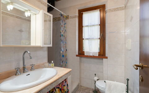 Villa Il Cipresso: Grifo, Arreglo De Tubería, Espejo, Lavabo, Propiedad, Lavabo Del Baño, Baño, Ventana, Bañera, Madera