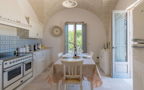 Masseria Villa Il Frantoio: Propiedad, Habitación, Blanco, Mueble, Diseño De Interiores, Edificio, Loseta, Baño, Techo, Suelo
