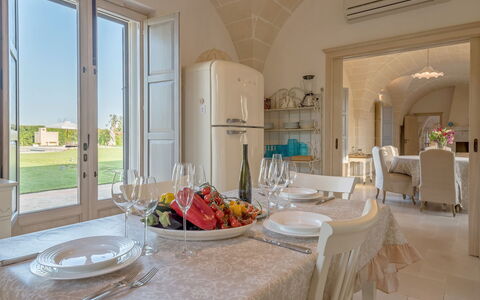 Masseria Villa Il Frantoio: Propiedad, Habitación, Diseño De Interiores, Edificio, Mueble, Comedor, Bienes Raíces, Mesa, Casa, Casa