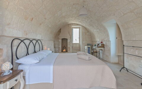 Masseria Villa Il Frantoio: Habitación, Propiedad, Habitación, Mueble, Cama, Edificio, Pared, Sábana, Diseño De Interiores, Suite