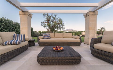 Masseria Villa Il Frantoio: Mueble, Propiedad, Habitación, Sala, Diseño De Interiores, Bienes Raíces, Sofá, Mesa De Café, Edificio, Casa