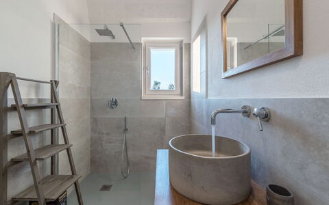 Villa Amelia: Baño, Habitación, Propiedad, Suelo, Pared, Arquitectura, Diseño De Interiores, Loseta, Casa, Edificio