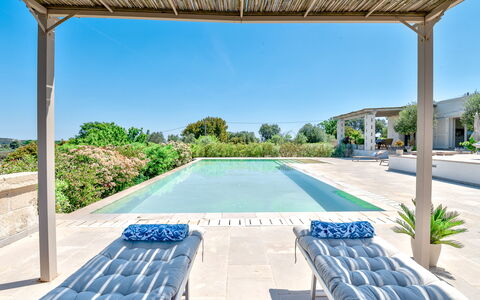 Villa Amelia Ostuni: Piscina, Material Compuesto, Recurso, Mueble Para Exteriores, Sombra, Estructura Al Aire Libre, Silla, Eco Hotel, Paisajismo, Pérgola