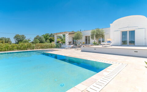 Villa Amelia Ostuni: Azul, Inmuebles, Piscina, Sombra, Paisajismo, Villa, Mansión, Hacienda, Fuente De Agua