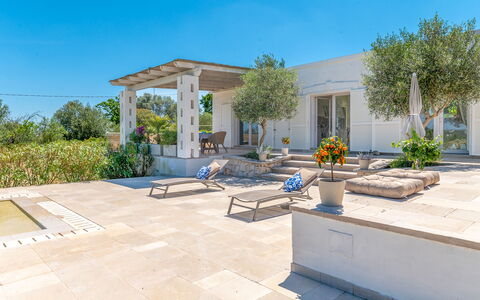 Villa Amelia Ostuni: Jardín, Losa, Sombra, Paisajismo, Columna, Hormigón, Inmuebles, Estructura Al Aire Libre, Loseta, Maceta