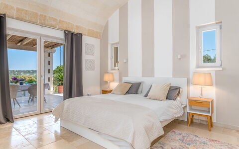 Villa Amelia Ostuni: Mueble, Diseño De Interiores, Madera, Habitación, Piso, Suelo, Cama, Techo, Casa, Encendiendo