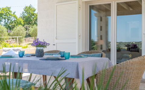 Villa Amelia Ostuni: Mueble, Silla, Mesa, Mueble Para Exteriores, Cocina Y Comedor Mesa, Vajilla, Mesa Al Aire Libre, Manteles, Comedor, Utensilios Para Servir