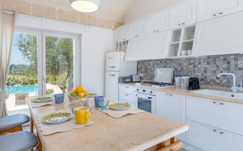 Villa Amelia Ostuni: Mueble, Diseño De Interiores, Piso, Mostrador, Cocina, Suelo, Casa, Silla, Habitación, Gabinetes