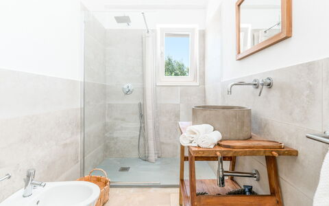 Villa Amelia Ostuni: Piso, Suelo, Arreglo De Tubería, Diseño De Interiores, Baño, Loseta, Grifo, Habitación, Plomería, Techo
