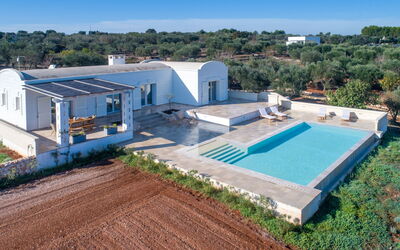 Villa Amelia: Edificio, Propiedad, Planta, Cielo, Ventana, Azur, Árbol, Piscina, El Terreno Del Lote, Casa