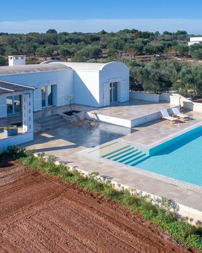 Villa Amelia: Edificio, Propiedad, Planta, Cielo, Ventana, Azur, Árbol, Piscina, El Terreno Del Lote, Casa