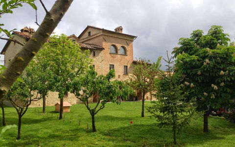 Monastery Guest House: Planta, Cielo, Edificio, Ventana, Nube, Árbol, Paisaje Natural, El Terreno Del Lote, Casa, Hierba