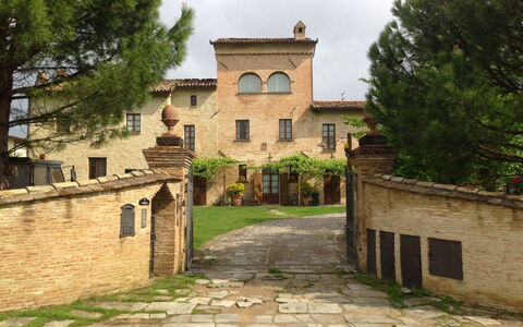 Monastery Guest House: Planta, Edificio, Propiedad, Cielo, Ventana, Árbol, Casa, Nube, Ladrillo, Mañana