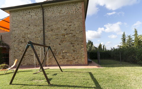 Calanchi Apartments: Árbol, Hierba, El Terreno Del Lote, Casa, Fachada, Juegos, Metal, Arte