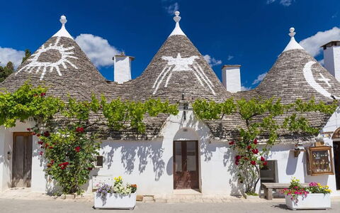 Villa Orchidea: Edificio, Arquitectura, Casa, Turismo, Techo, Árbol, Lugar De Adoración, Sitio Historico, Casa, Vacaciones