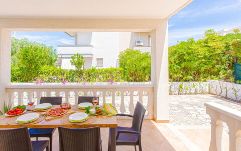 Villa Orchidea: Propiedad, Habitación, Edificio, Bienes Raíces, Casa, Diseño De Interiores, Mueble, Mesa, Casa, Balcón