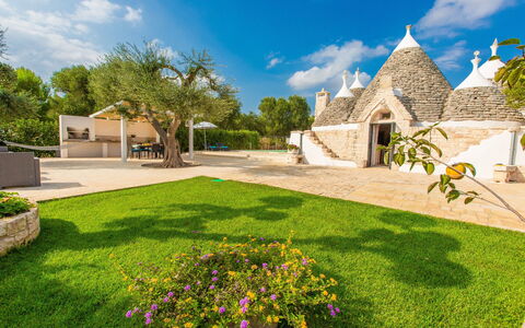Trullo Del Mandarino: Propiedad, Barrio Residencial, Paisaje Natural, Bienes Raíces, Edificio, Hierba, Jardín, Casa, Casa, Césped