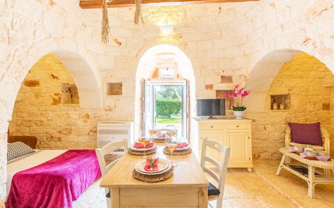 Trullo Del Mandarino: Habitación, Propiedad, Edificio, Diseño De Interiores, Mueble, Casa, Mesa, Sala, Villa, Arco