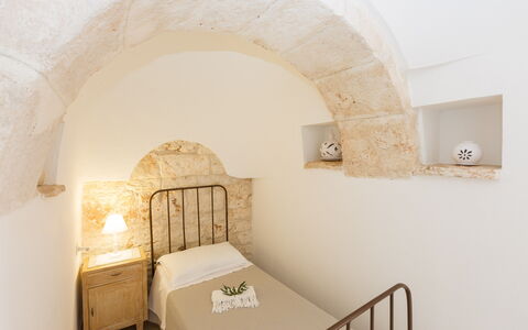 Trullo Suenn Con Piscina: Habitación, Propiedad, Arco, Arquitectura, Diseño De Interiores, Mueble, Edificio, Habitación, Cama, Techo