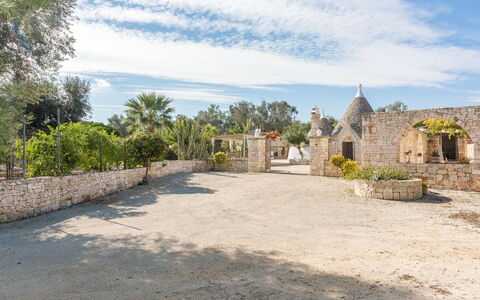 Trullo Suenn Con Piscina: Propiedad, Cielo, Pared, Edificio, El Terreno Del Lote, Bienes Raíces, Casa, Árbol, Inmuebles, Paisaje