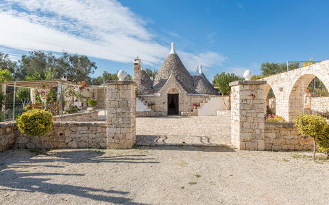Trullo Suenn Con Piscina: Propiedad, Edificio, Pared, Casa, Cielo, Bienes Raíces, Arquitectura, Pueblo, Vacaciones, Área Rural