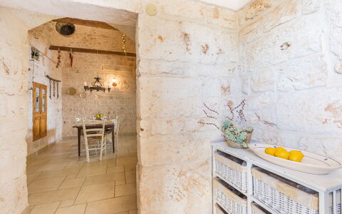 Trullo Suenn Con Piscina: Propiedad, Habitación, Loseta, Diseño De Interiores, Pared, Suelo, Baño, Amarillo, Edificio, Casa