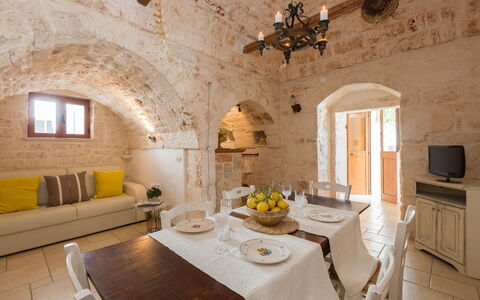 Trullo Suenn Con Piscina: Habitación, Propiedad, Diseño De Interiores, Edificio, Mueble, Sala, Techo, Casa, Mesa, Comedor