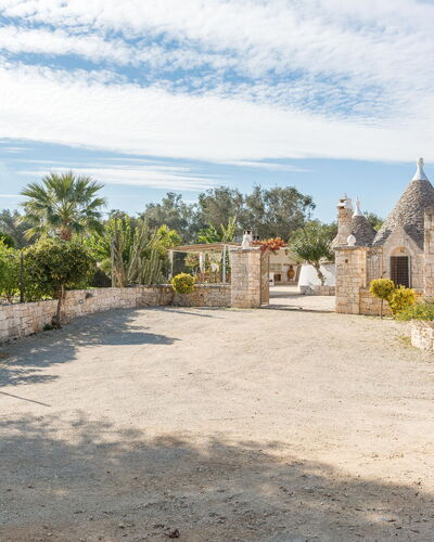 Trullo Suenn Con Piscina: Propiedad, Cielo, Pared, Edificio, El Terreno Del Lote, Bienes Raíces, Casa, Árbol, Inmuebles, Paisaje