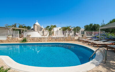 Borgo Marianna: Agua, Cielo, Planta, Propiedad, Piscina, Azul, Azur, Árbol, Arquitectura, Edificio